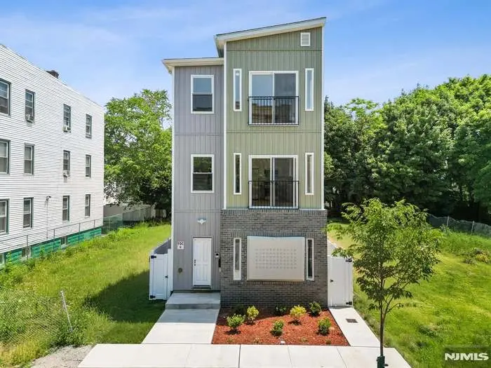 3 bdrm/ 2 bath brand new apartment
