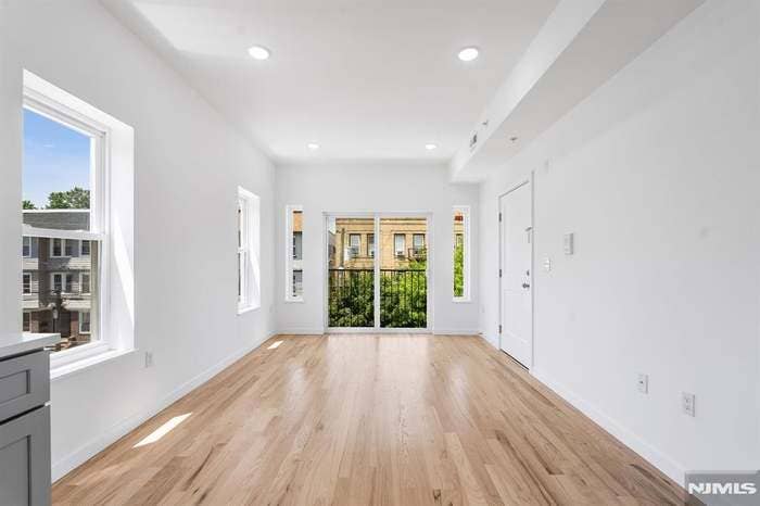 3 bdrm/ 2 bath brand new apartment