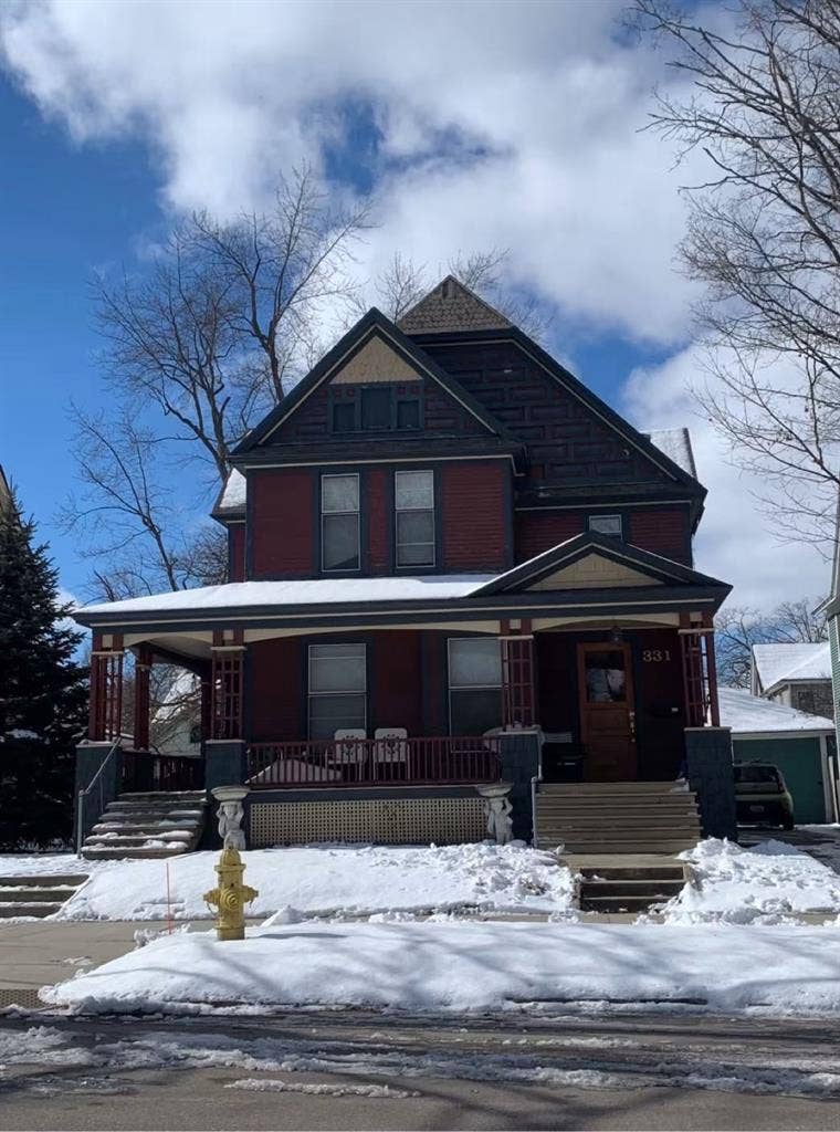 Looking for roommate