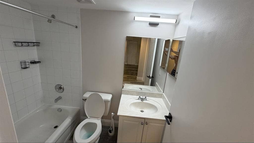 PRIVATE ROOM + PRIVATE BATHROOM