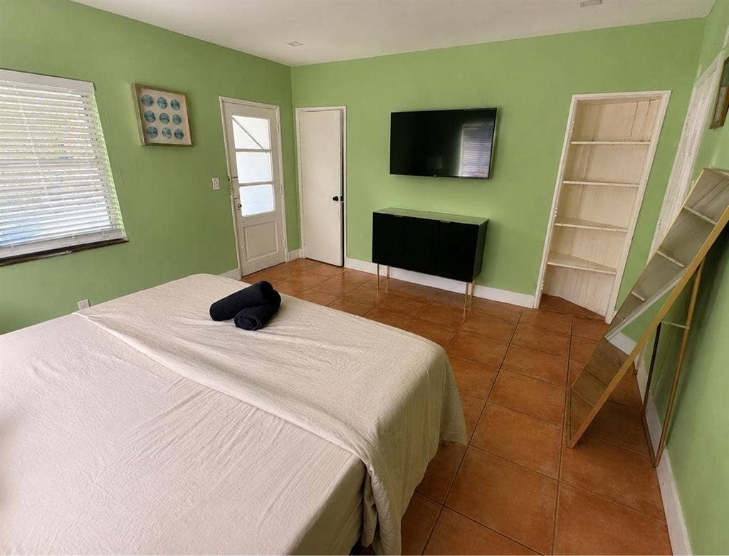 Private Room in Miami River