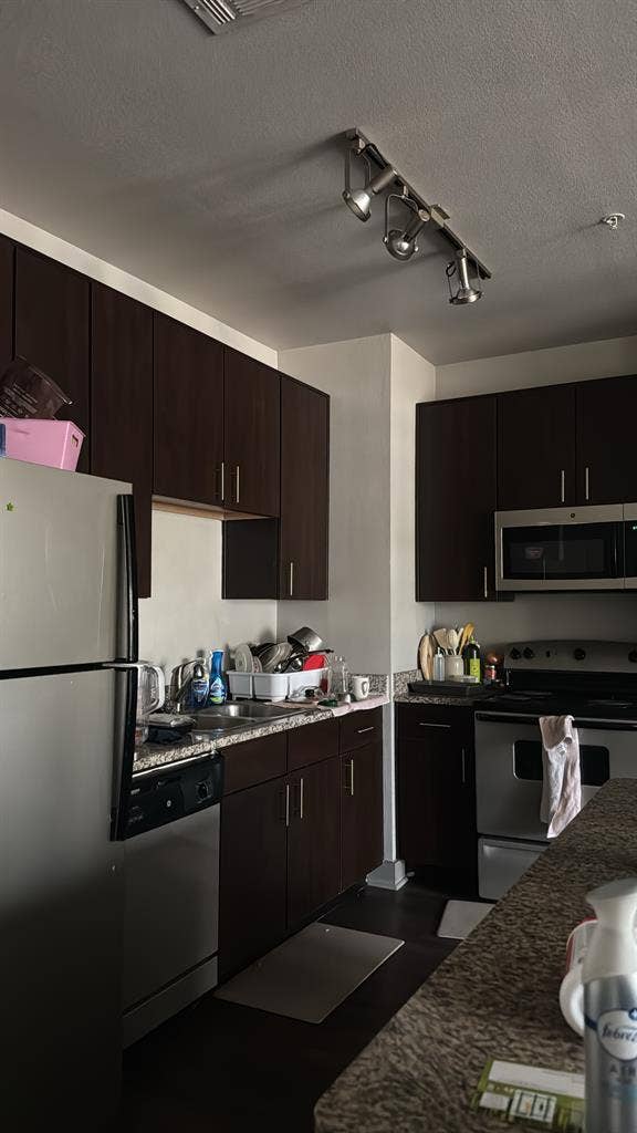 Looking for roommate
