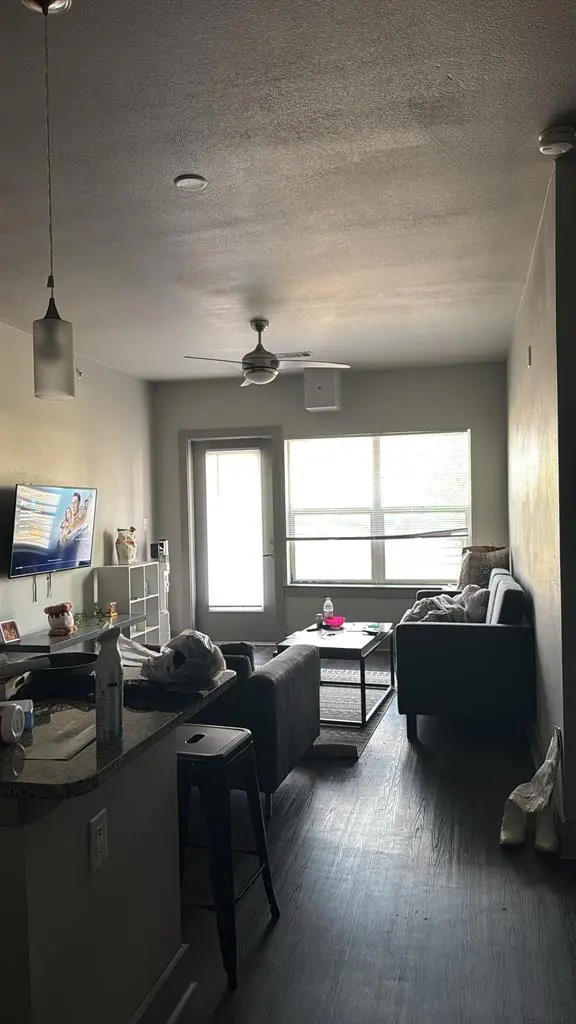 Looking for roommate