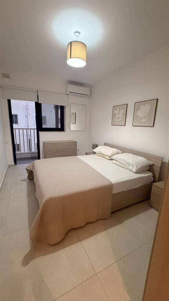 room with private bathroomm