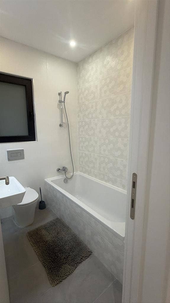 room with private bathroomm