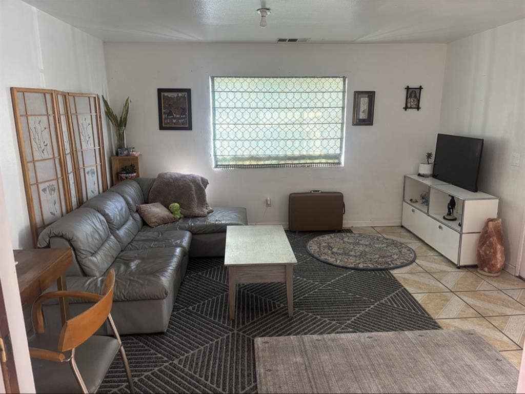 900/month master bedroom in East LA