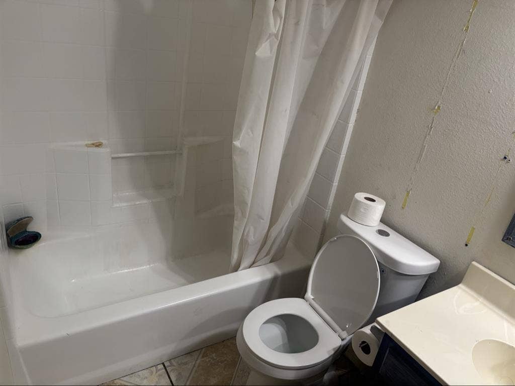 East LA 800/month shared bathroom