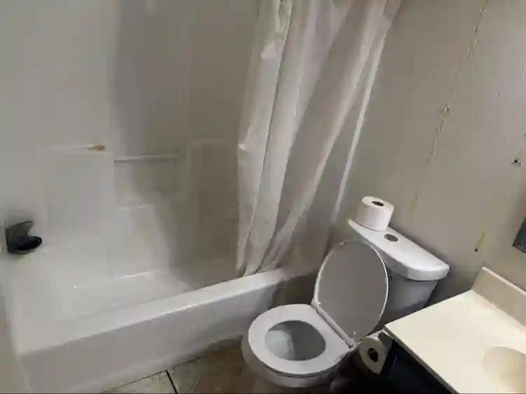 East LA 800/month shared bathroom