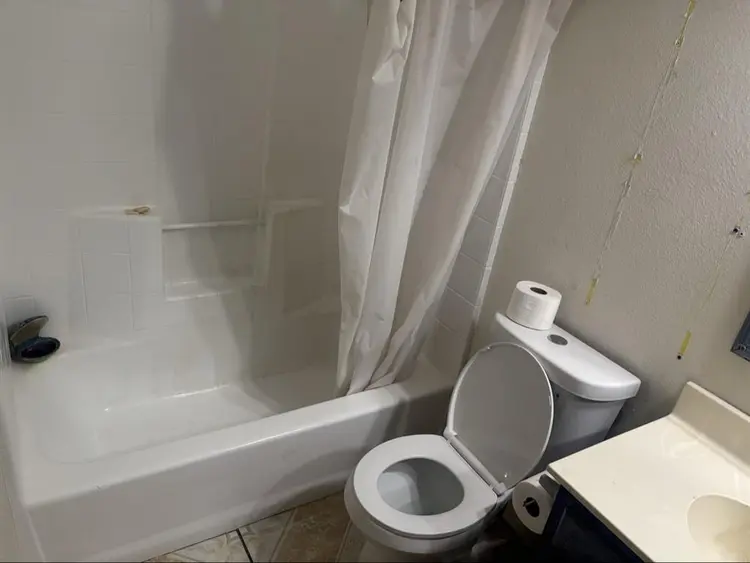 East LA 800/month shared bathroom
