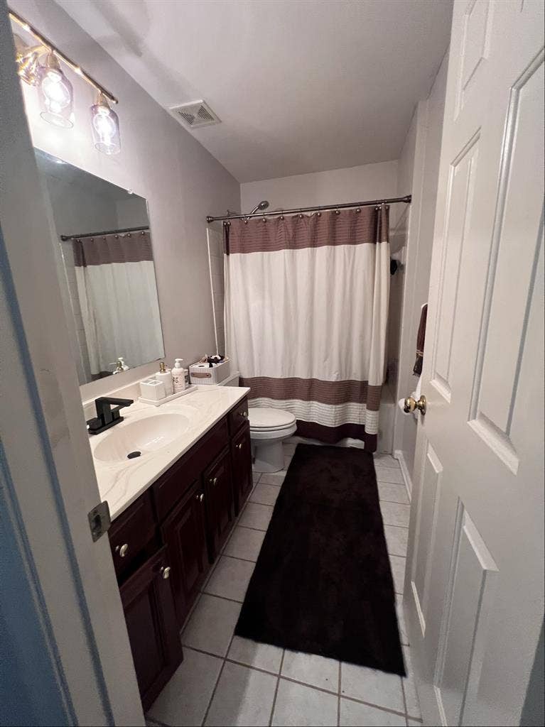 One bedroom with private bathroomm