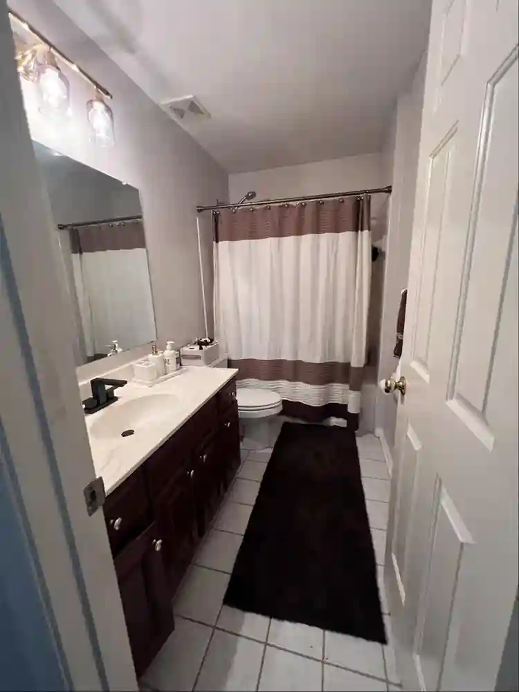 One bedroom with private bathroomm
