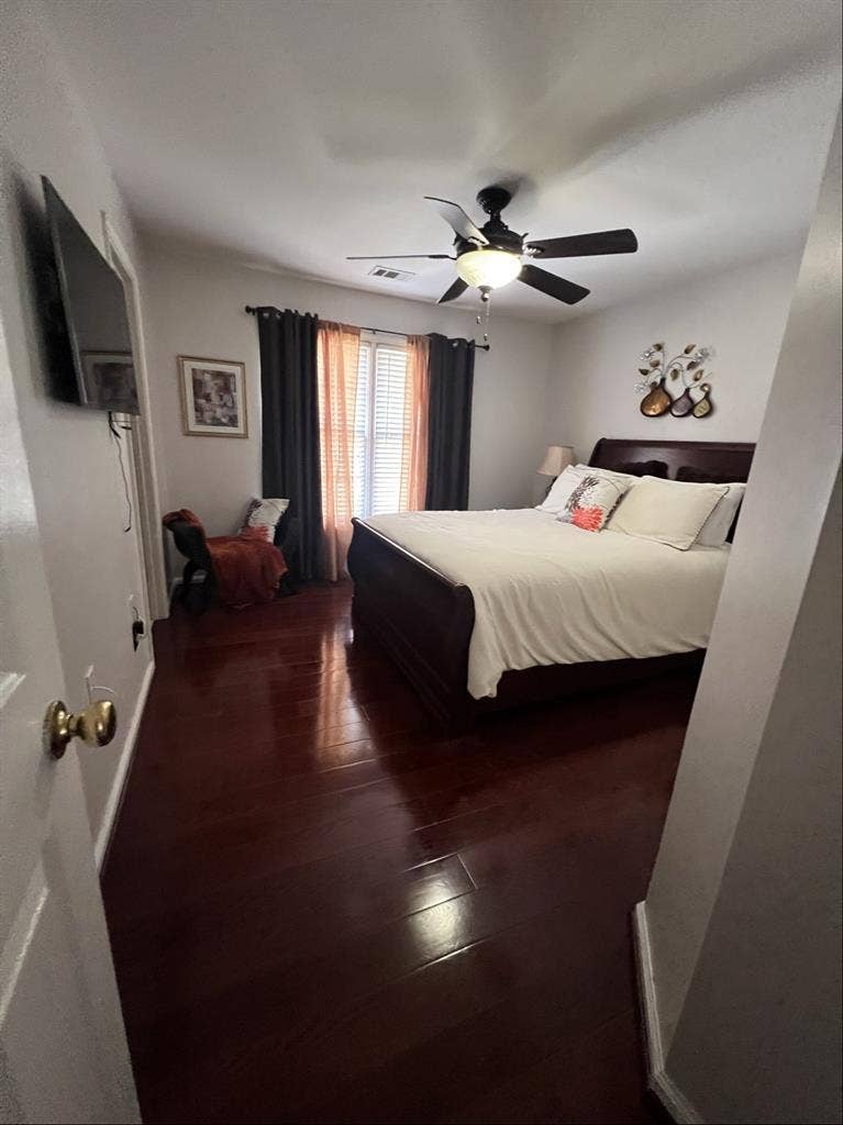 One bedroom with private bathroomm