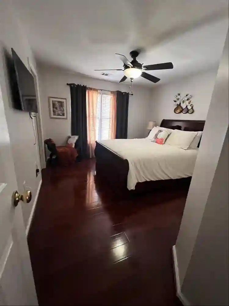 One bedroom with private bathroomm