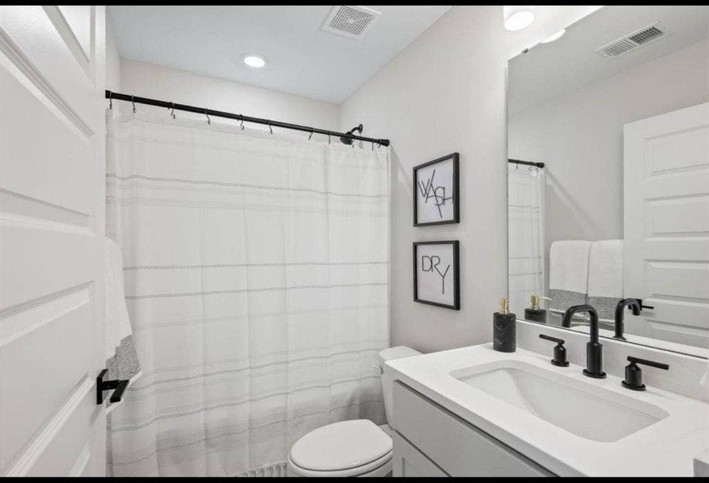 Looking for a female roommate!