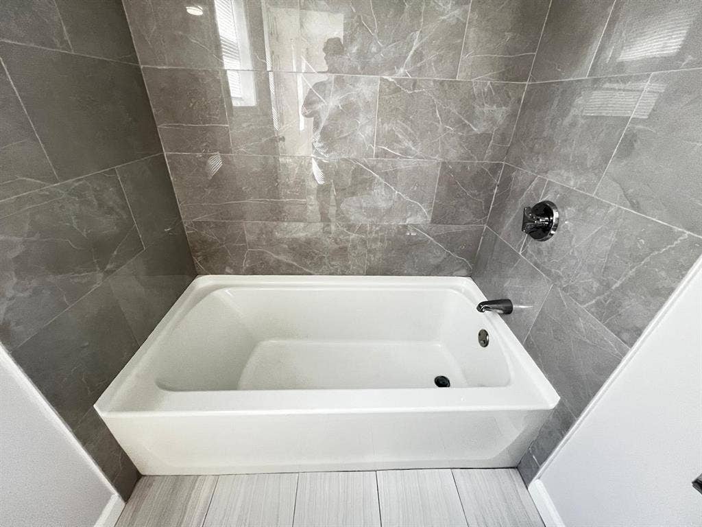$1095 Room wt Pvt Bath- Providence