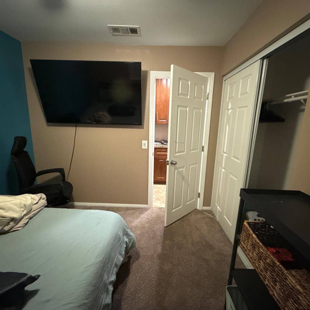 Room for rent (furnished or not!)