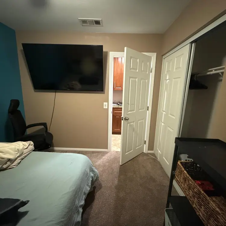 Room for rent (furnished or not!)