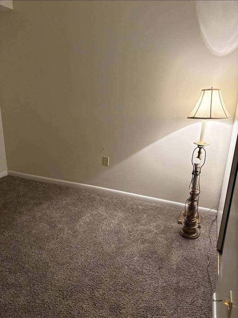1 bedroom with shared bathroomm