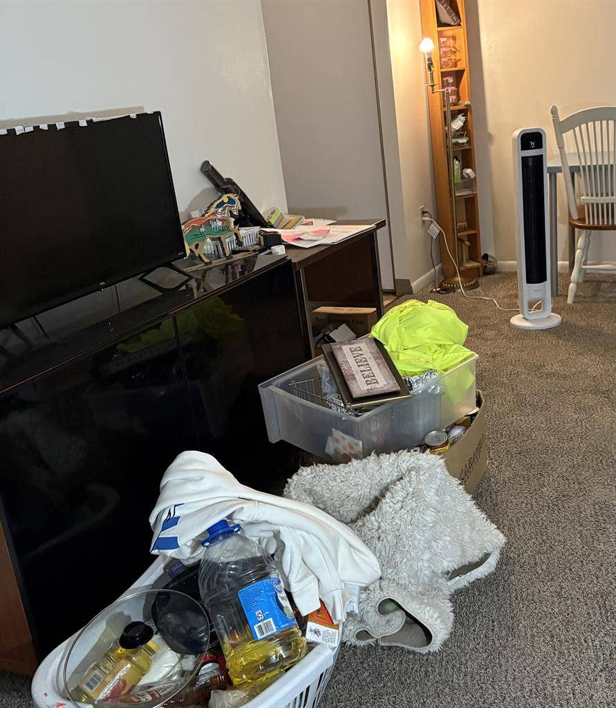 1 bedroom with shared bathroomm