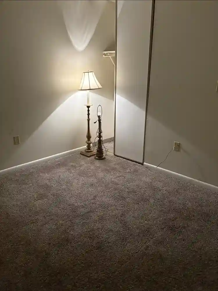 1 bedroom with shared bathroomm