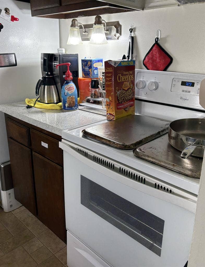1 bedroom with shared bathroomm