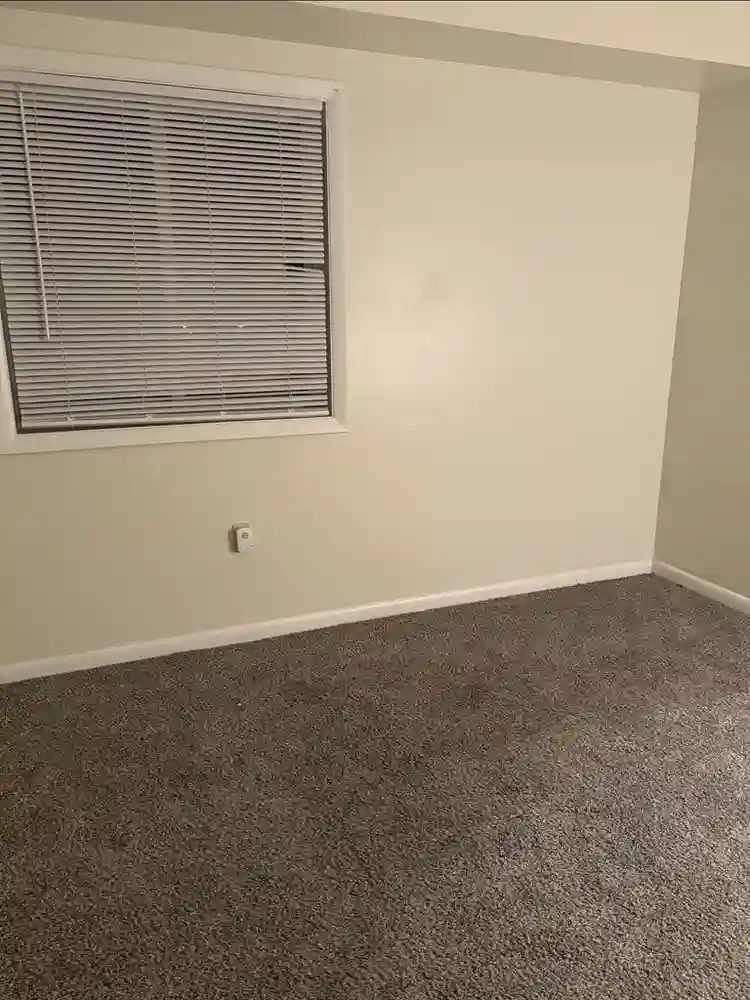 1 bedroom with shared bathroomm
