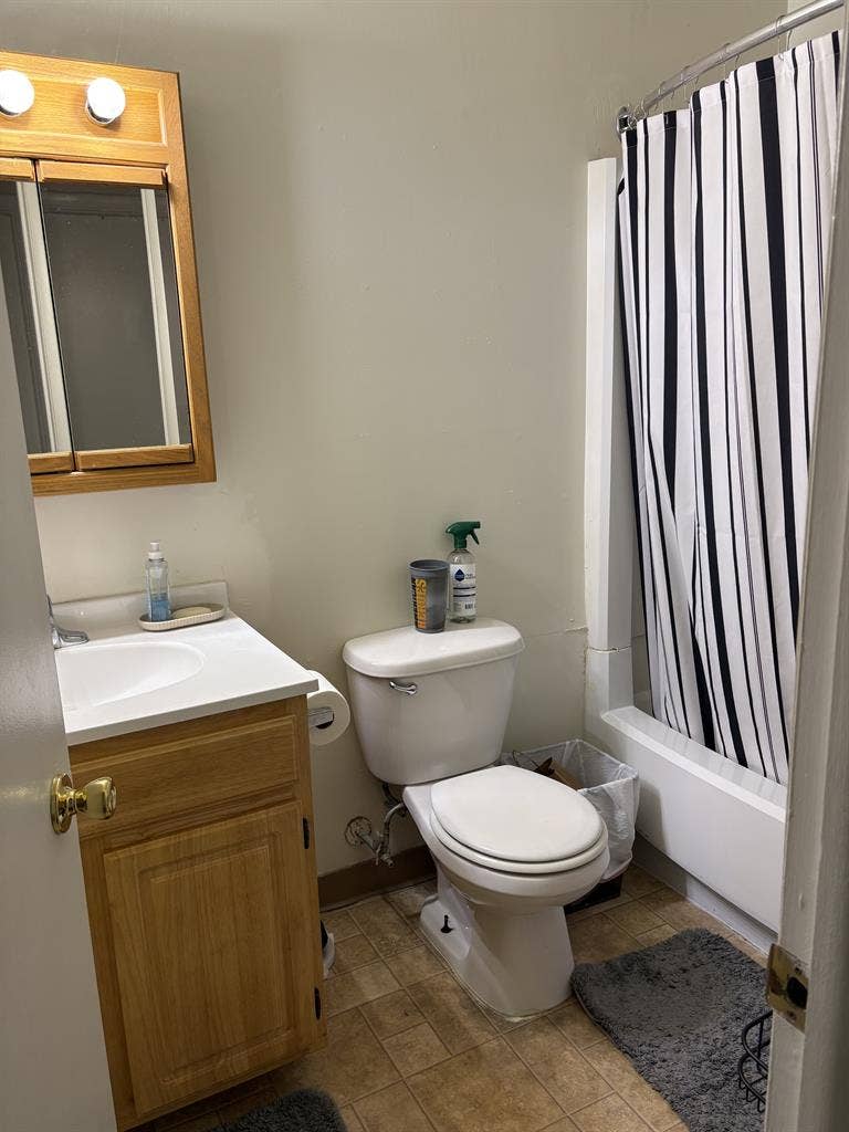 1 bedroom with shared bathroomm