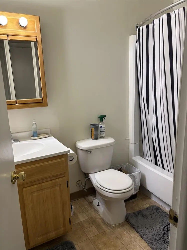 1 bedroom with shared bathroomm