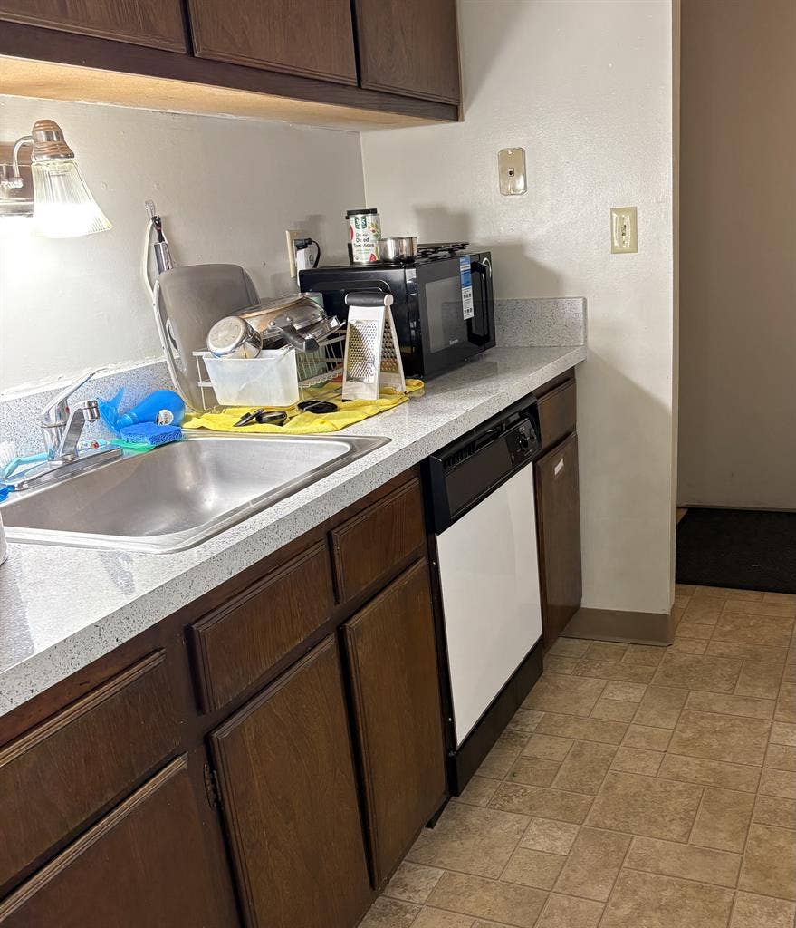 1 bedroom with shared bathroomm