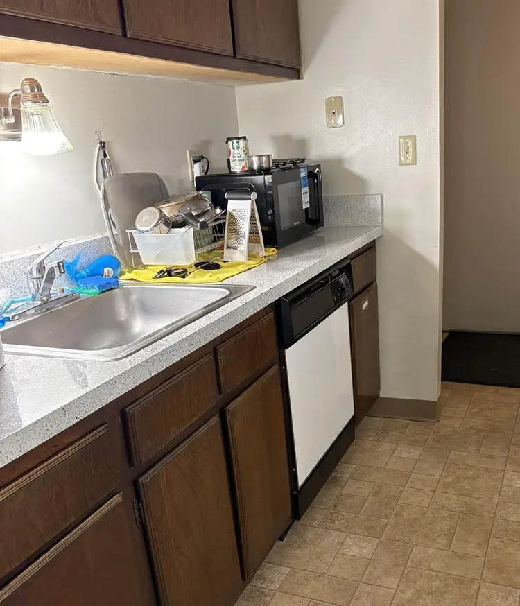 1 bedroom with shared bathroomm