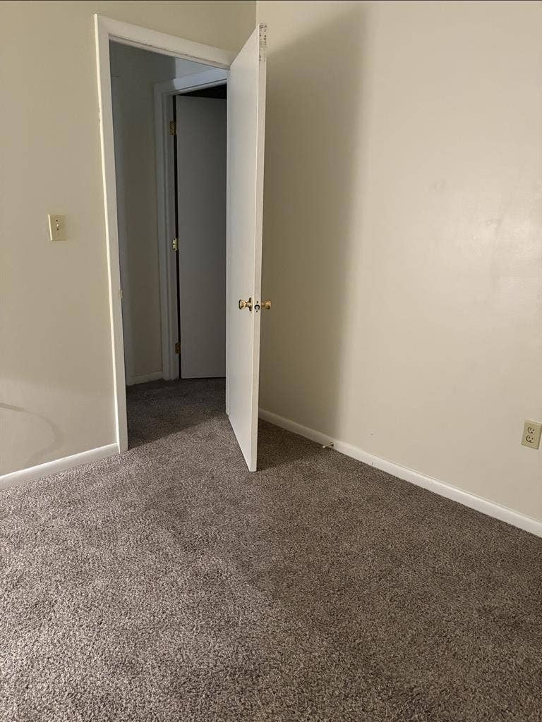 1 bedroom with shared bathroomm