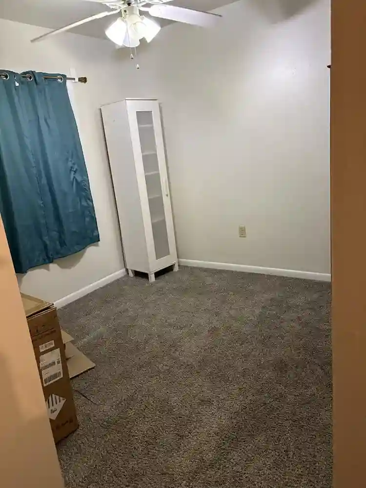 1 bedroom with shared bathroomm