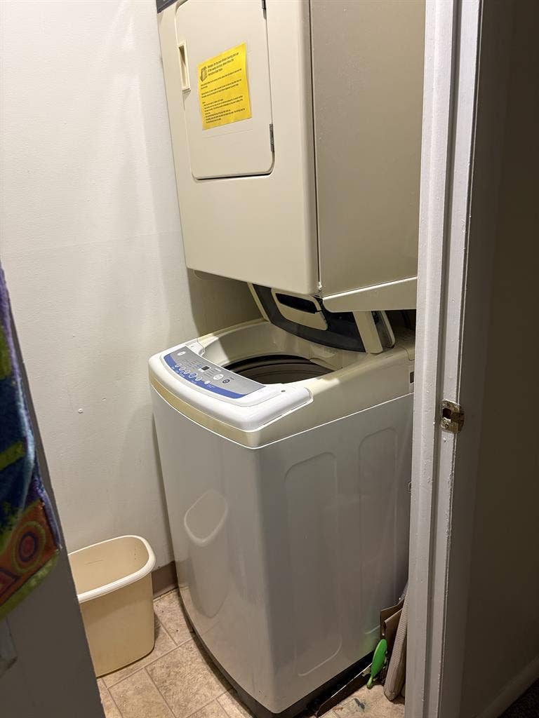 1 bedroom with shared bathroomm