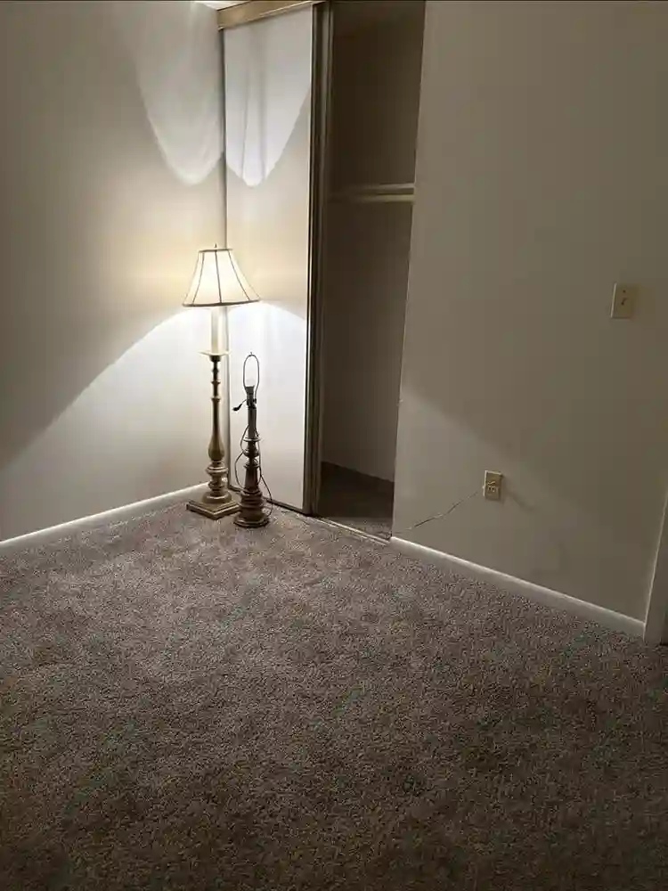 1 bedroom with shared bathroomm