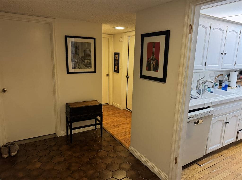 Cozy Room in Hollywood Hill Complex