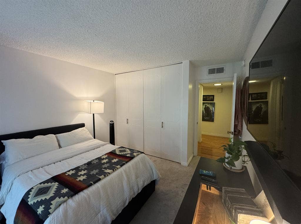 Cozy Room in Hollywood Hill Complex