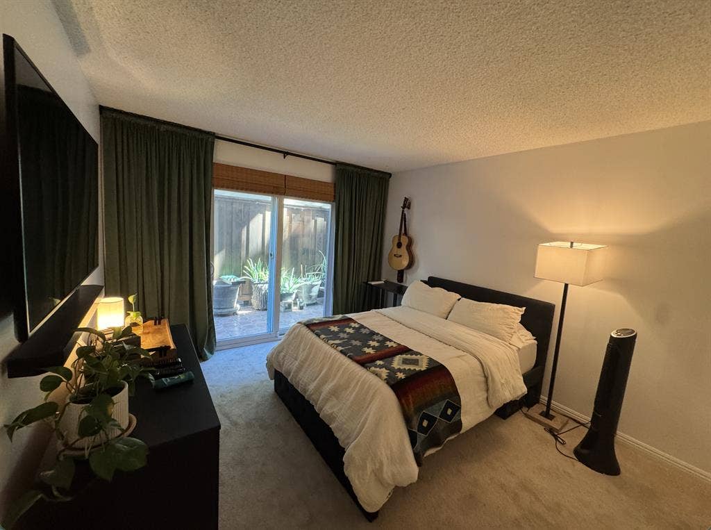 Cozy Room in Hollywood Hill Complex