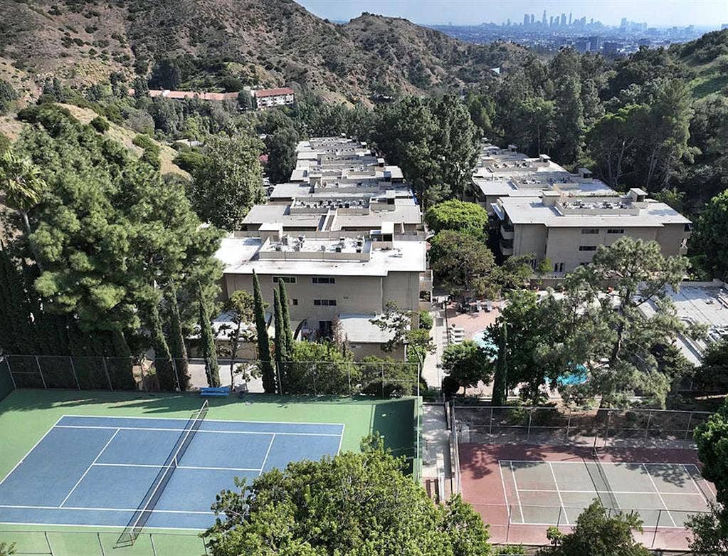 Cozy Room in Hollywood Hill Complex