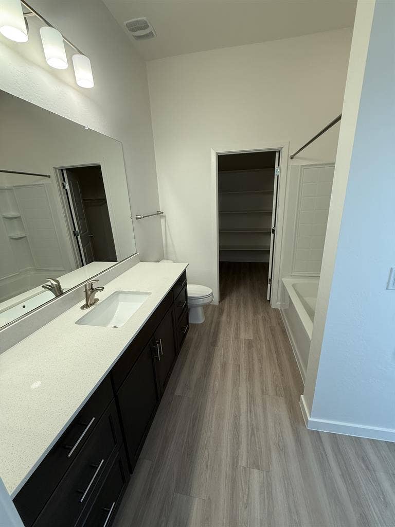 Private Bedroom and Bathroom in 2x2