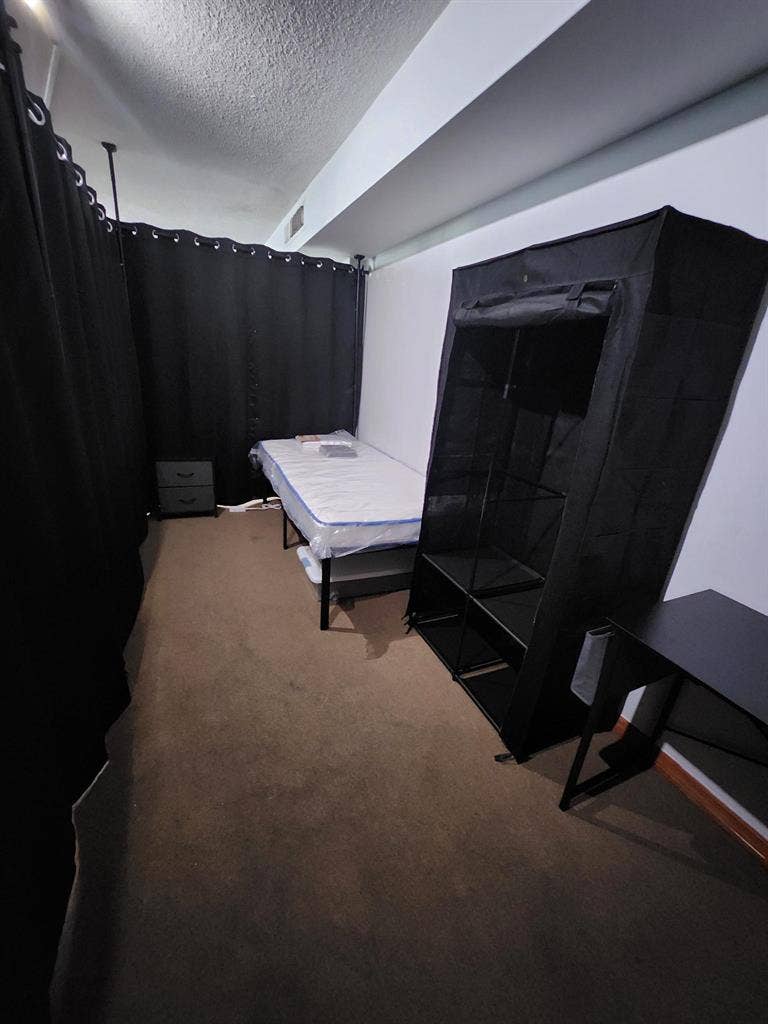 Small Room shared bathroom with Fem