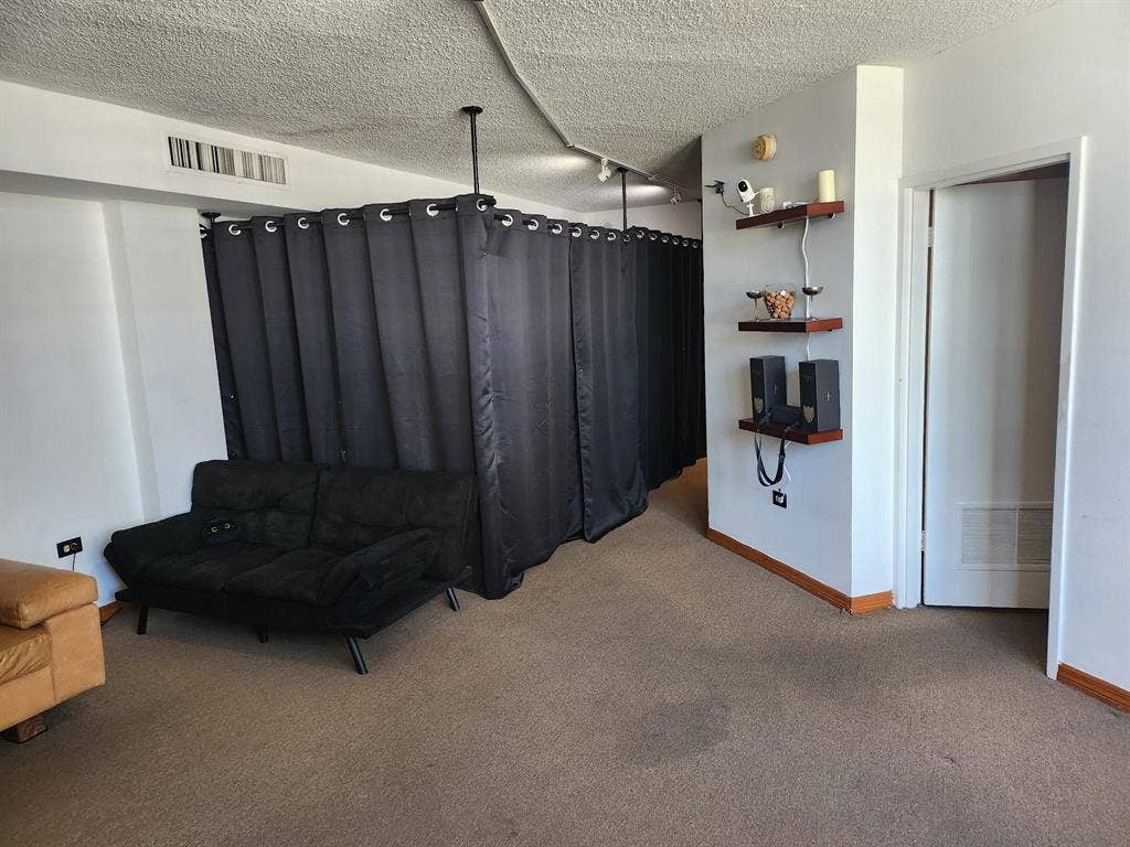 Small Room shared bathroom with Fem
