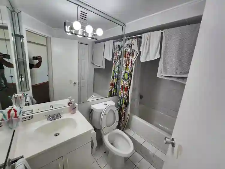 Small Room shared bathroom with Fem