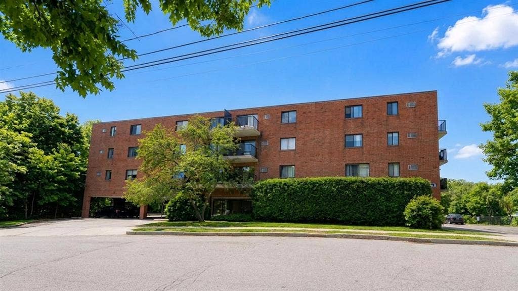 Prof. managed Condo in Newton MA