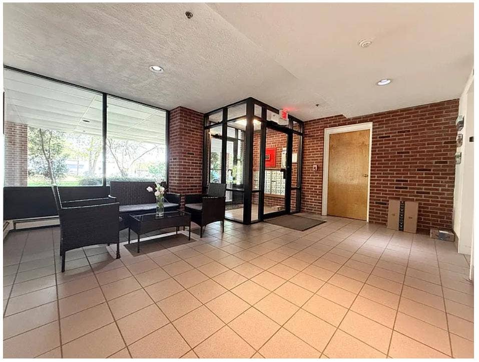 Prof. managed Condo in Newton MA