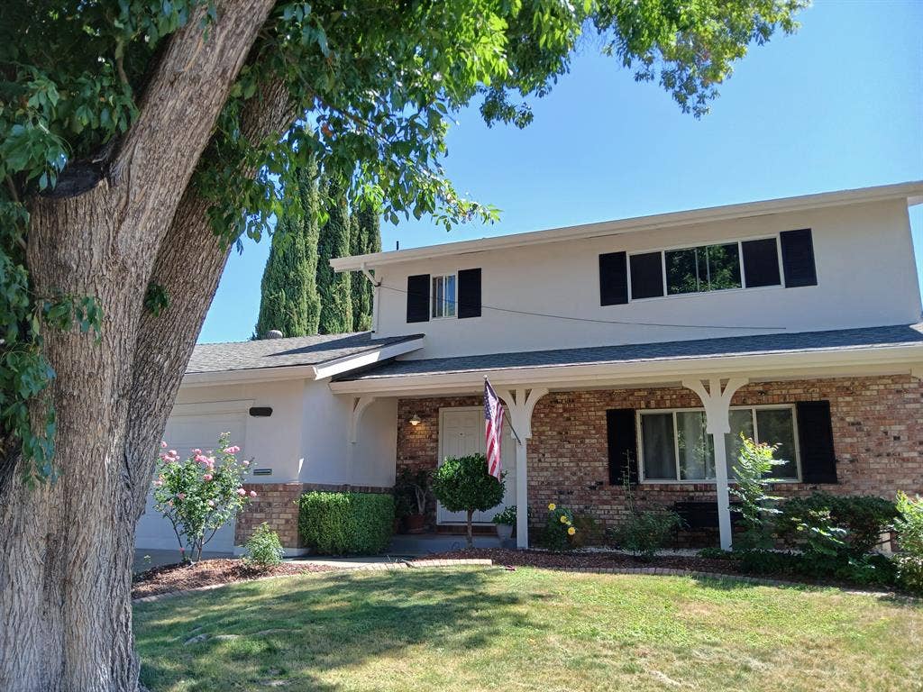 Room for Rent near River with Pool