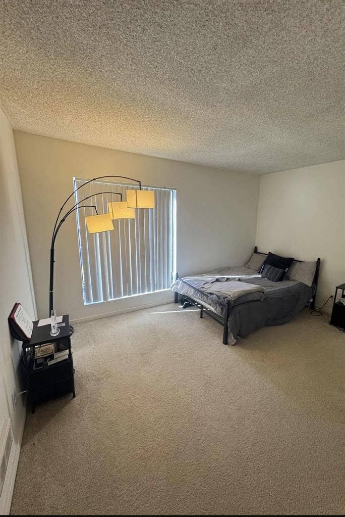 Looking for male roomate