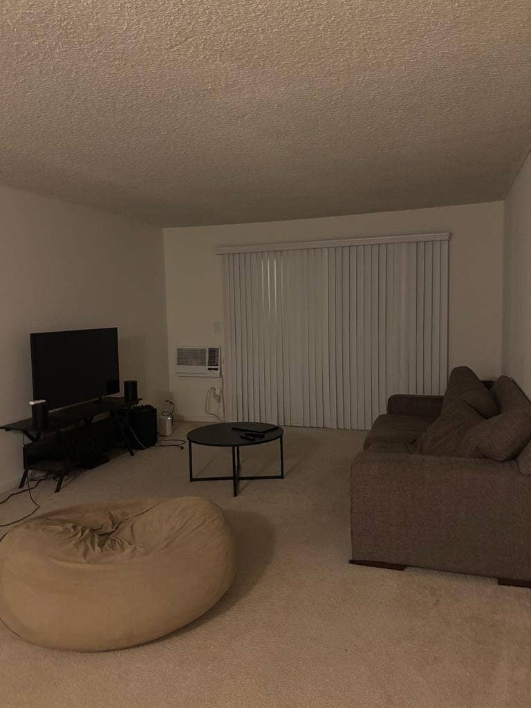 Looking for male roomate