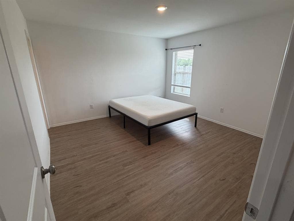 Master bedroom for rent