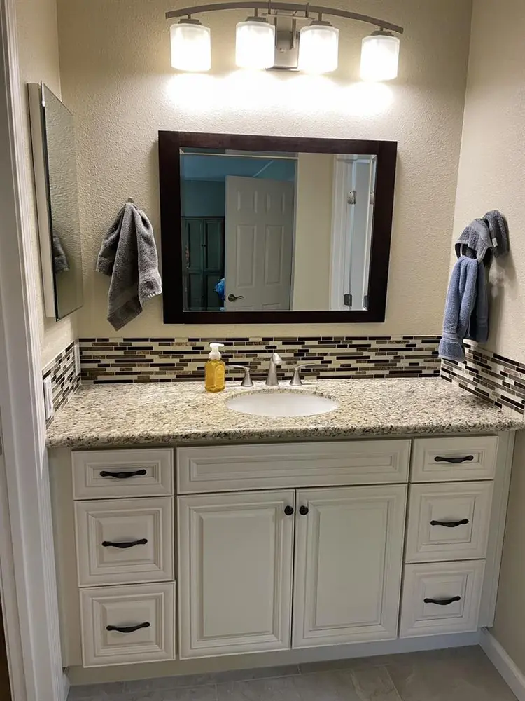 Primary bed & bath! Utilities incl.