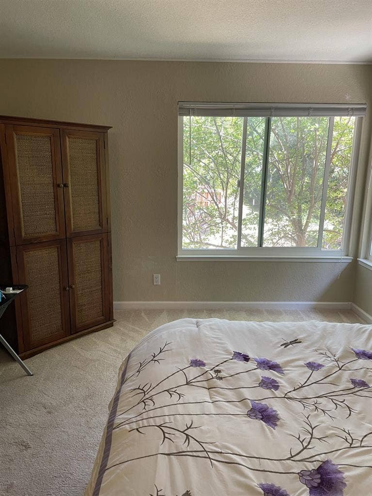 Primary bed & bath! Utilities incl.